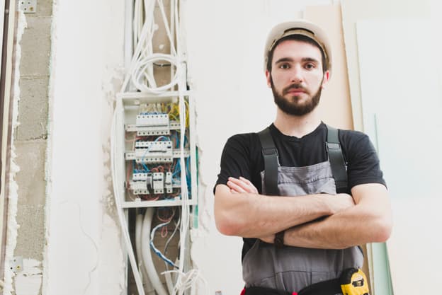 Eletricista em instalação — parceria Novaes Iluminação